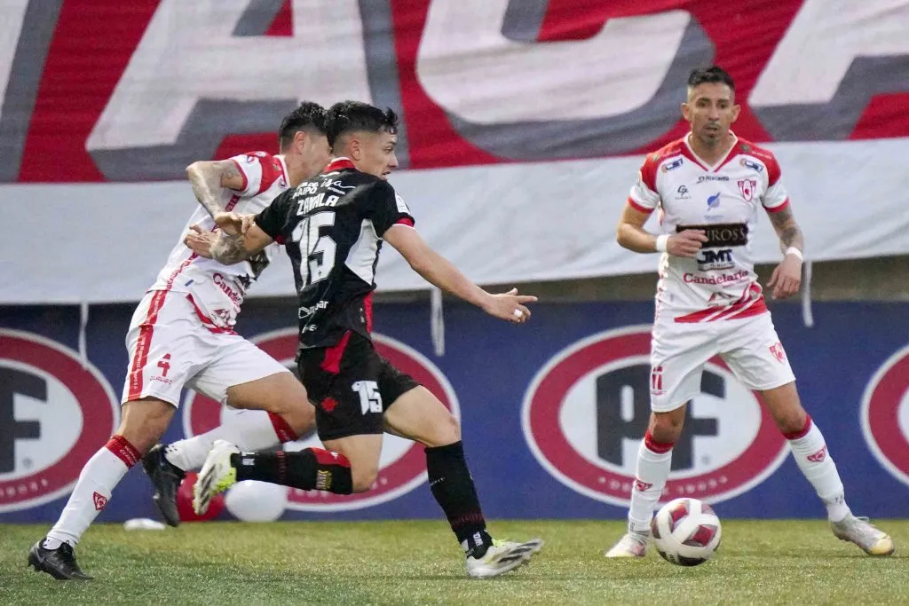 Cristián Zavala en acción ante Deportes Copiapó. Curicó Unido encontró un empate sobre la hora frente al León de Atacama. (Alex Fuentes/Photosport).