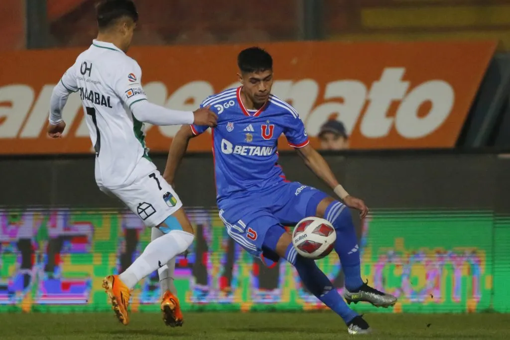 Darío Osorio encara a Fabián Hormazábal. El zurdo anotó un golazo en la paliza que sufrió la U ante O’Higgins. (Marcelo Hernández/Photosport).