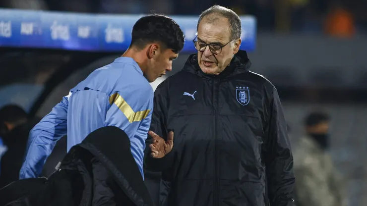 Marcelo Bielsa se hace notar como técnico de Uruguay.