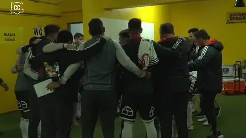 Quinteros aleona a los jugadores de Colo Colo antes de salir a la cancha