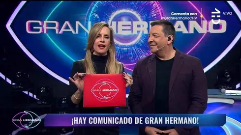 El programa comenzó con el polémico sobre rojo.