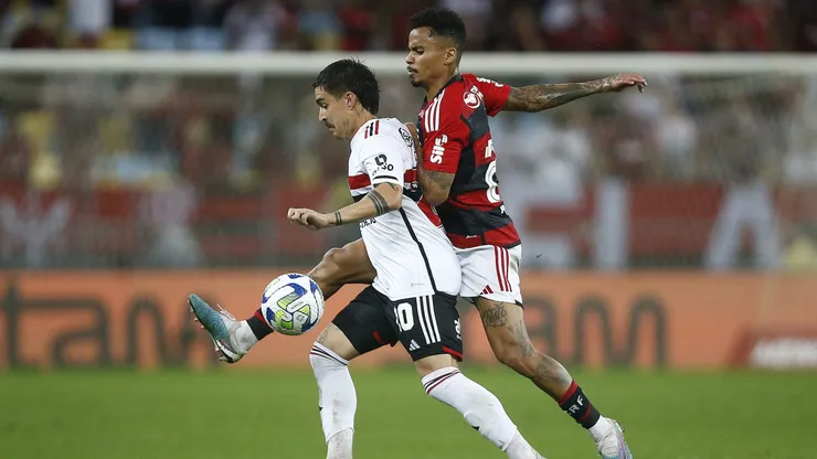 El Flamengo de Jorge Sampaoli se salvó en el último minuto, gracias a un gol de Pedro.