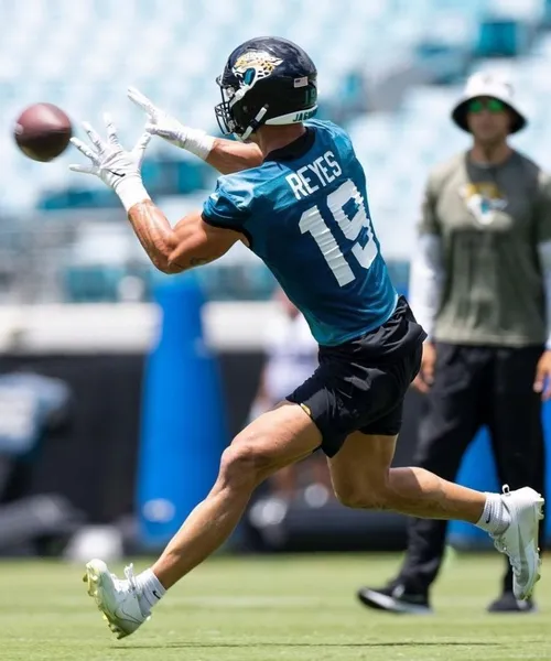 El chileno Sammis Reyes entrenando con los Jacksonville Jaguars en esta temporada baja de la NFL.