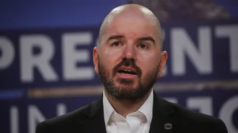 El ministro Giorgio Jackson habla con la prensa luego de reunirse con el presidente Gabriel Boric en La Moneda.