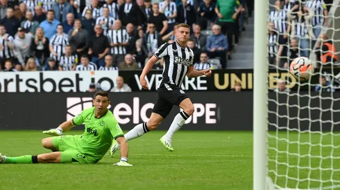 En el suelo: Dibu Martínez no pudo sacar la chapa de campeón.