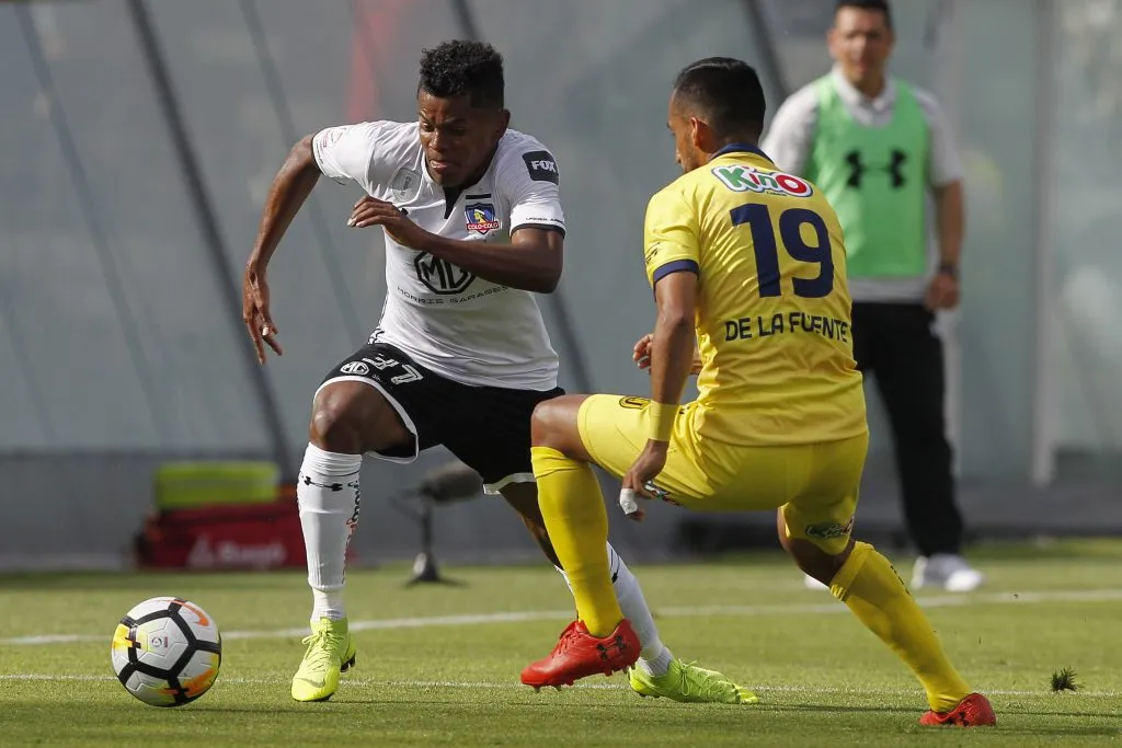 Alexander Bolaños le propone un duelo uno contra uno a Ronald de la Fuente en un partido entre Colo Colo vs. Universidad de Concepción.  (Felipe Zanca/Photosport).