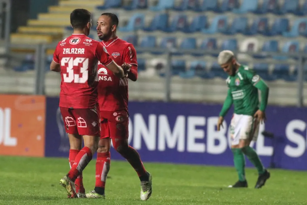 Nicolás Zalazar y Bernardo Cerezo festejan la clasificación de Ñublense ante Audax Italiano por el playoff de la Copa Sudamericana. (Jorge Loyola/Photosport).