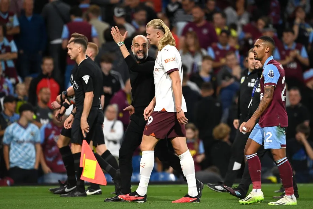Pep Guardiola encaró a Erling Haaland y terminó empujando a un camarógrafo. Foto: Getty Images.