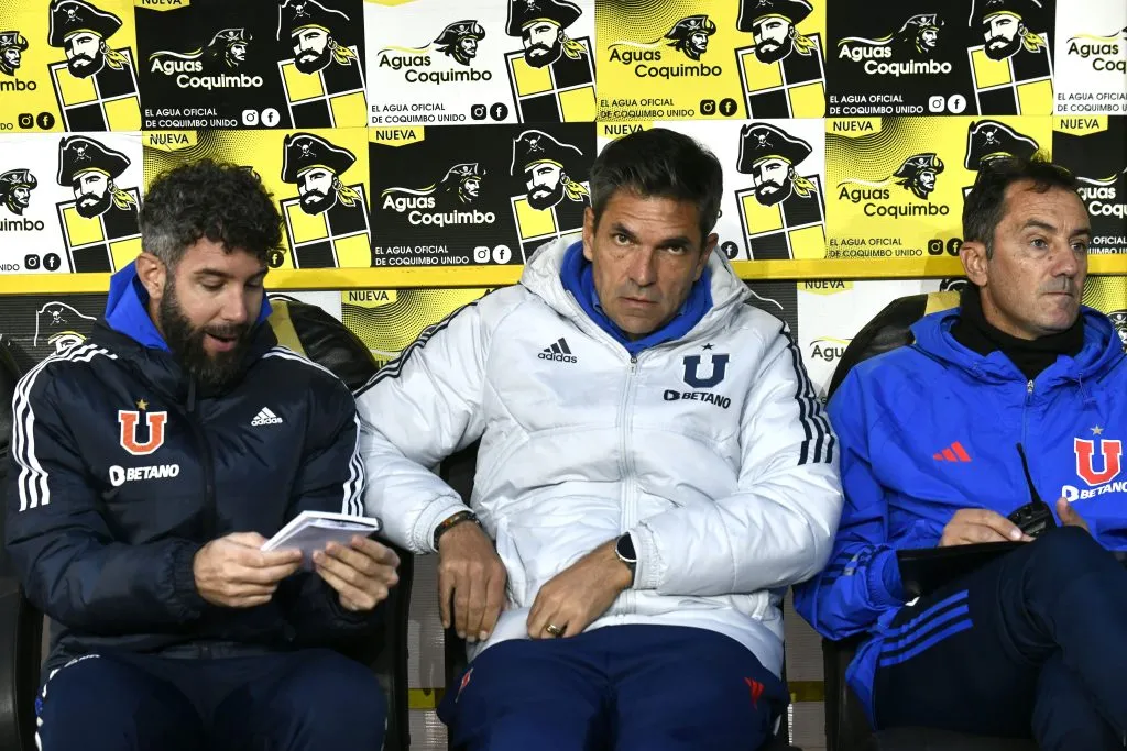 A la derecha de Pellegrino, libreta en mano, aparece Xavier Tamarit. Será el DT de la U en el duelo ante Curicó Unido por otra suspensión del Flaco. (Alejandro Pizarro Ubilla/Photosport).