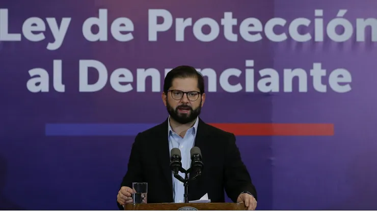 El Presidente de la Republica, Gabriel Boric, promulga la Ley de Proteccion al Denunciante, en el Salon Montt Varas del Palacio de La Moneda.