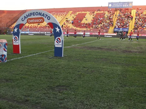 Colo Colo y la U le dan con todo a la cancha del Santa Laura