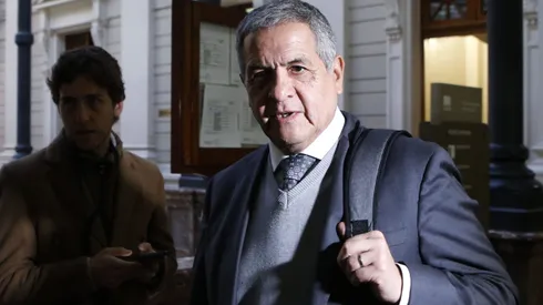 El juez Mario Carroza ingresa a la Tercera Sala de la Corte Suprema para presenciar los alegatos de las Isapres por ajustes del precio GES.