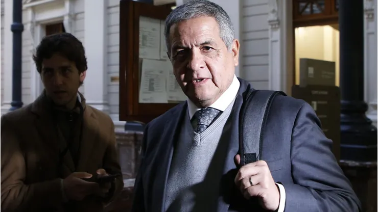 El juez Mario Carroza ingresa a la Tercera Sala de la Corte Suprema para presenciar los alegatos de las Isapres por ajustes del precio GES.