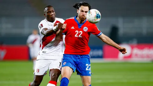 Ben Brereton enfrentando a Luis Advíncula, un duelo que se podría repetir en Eliminatorias.