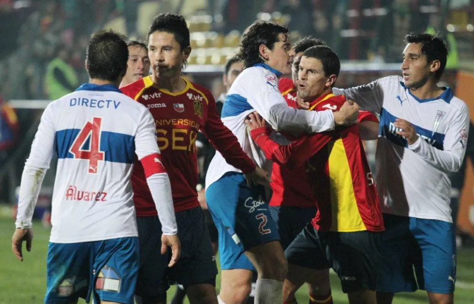 Cristián Álvarez encara Gustavo Canales mientras Diego Scotti quiere ir por él. Marko Biskupovic y Hans Martínez intentan bloquear al otrora mediocampista uruguayo. (ANFP).