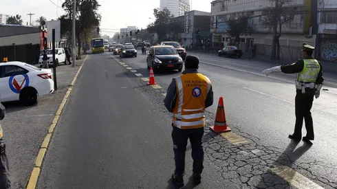 Carabineros junto a personal de fiscalizacion del Ministerio de Transportes, cursa multas a los conductores que no respetan la restriccion vehicular, como medida.