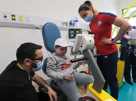 Figuras de Santiago 2023 visitan niños en Hospital Roberto del Río