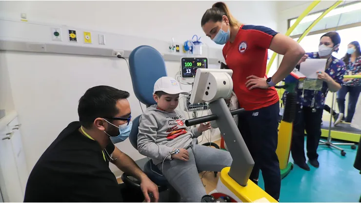 Deportistas convencionales y paralímpicos compartieron con niños en Hospital Roberto del Río.