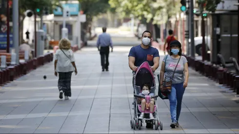 ¿Cuáles son las calles que cambian de nombre en Santiago y por qué?