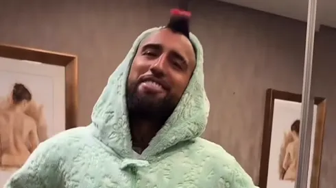 Arturo Vidal y su disfraz estilo pijama de dinosaurio.