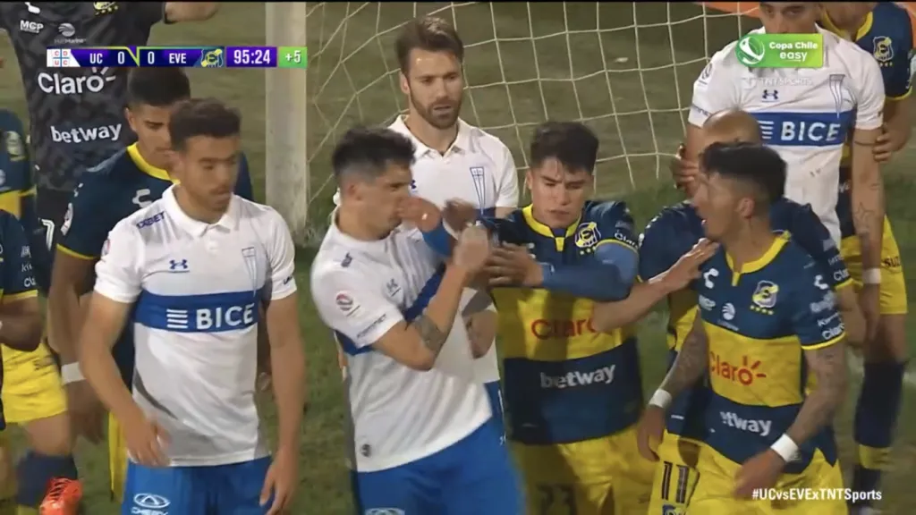 El gesto de Parot que no cayó bien entre los jugadores de Everton (TNT)