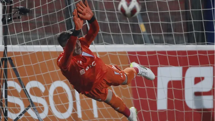 Nicolás Peranic atajó el penal de Julio Barroso y le dio el paso a la final de Copa Chile a Universidad Católica.