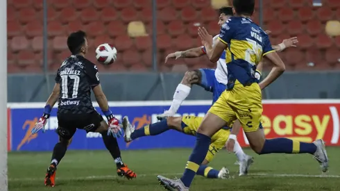 Universidad Católica tuvo el 1 a 0, pero el arquero de Everton lo evitó con su cara.