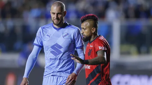 Arturo Vidal junto al zaguero Nicolás Ferreyra de Bolívar, quien jugó en Audax Italiano y San Marcos de Arica.