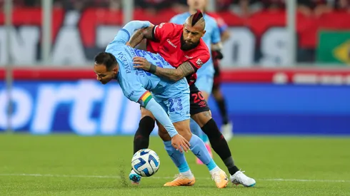 Burlas de "Flamengo" al Rey Arturo.