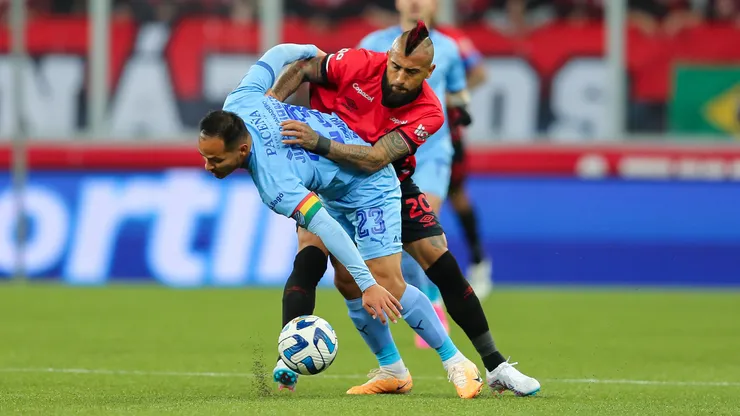 Burlas de "Flamengo" al Rey Arturo.