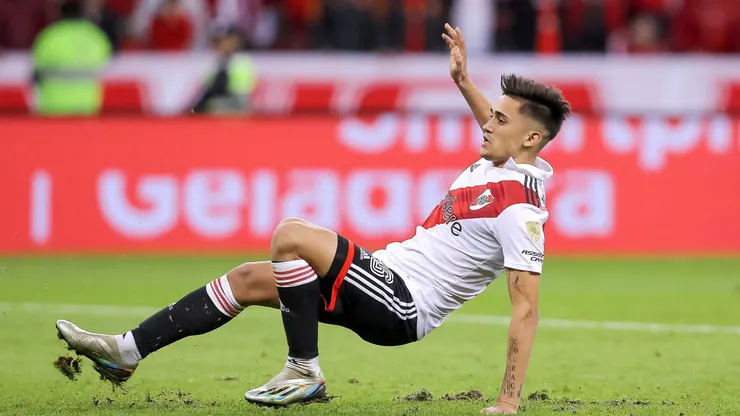 El Pibe Solari sufrió un resbalón que provocó que su penal quedara como fallado.