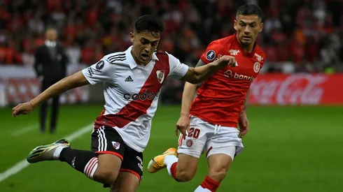 Charles Aránguiz e Inter de Porto Alegre eliminaron a River Plate de Paulo Díaz. Pablo Solari protagonizó un polémico penal en la tanda.