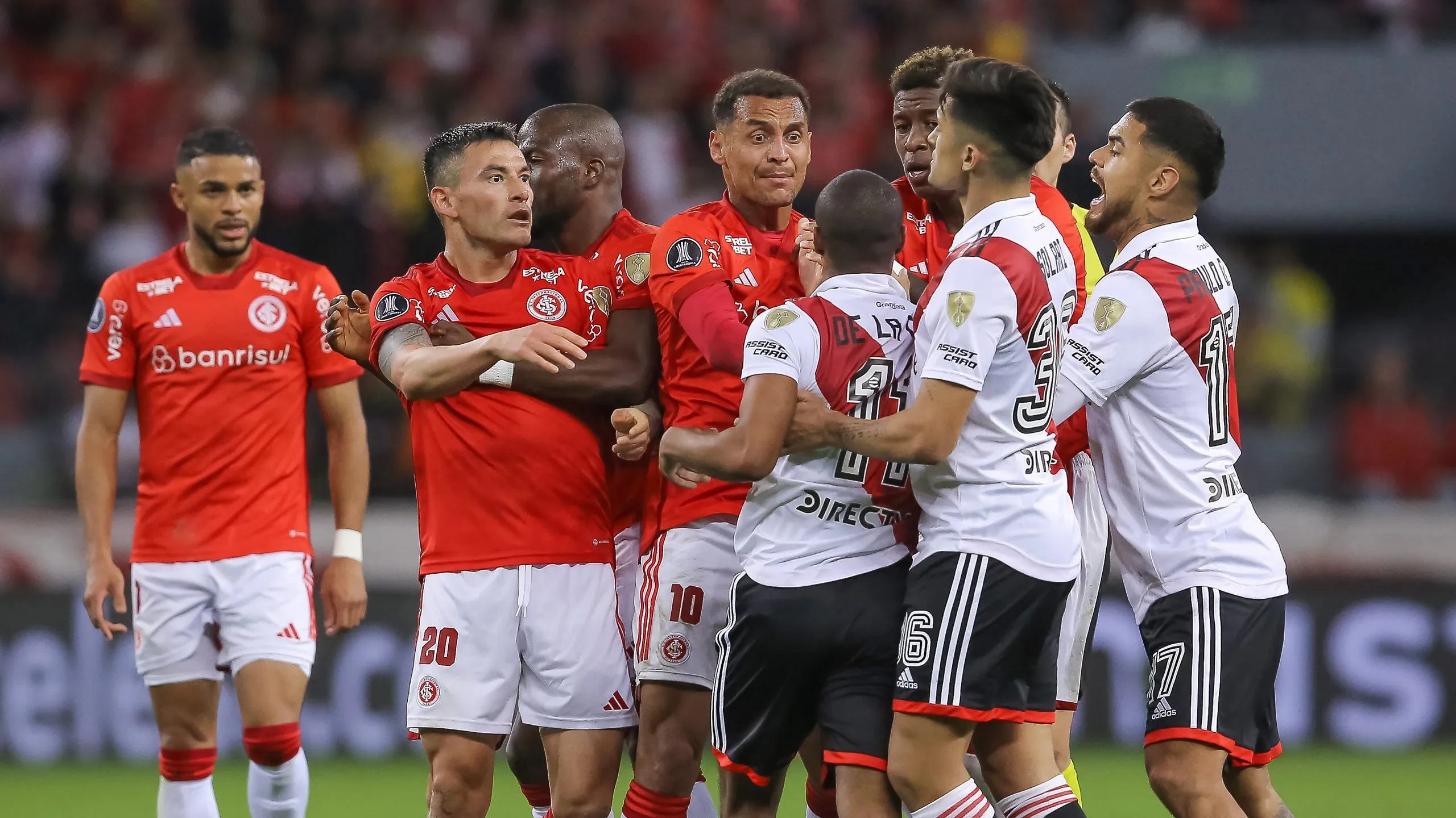 Charles Aránguiz tuvo un encontrón con los jugadores de River Plate. Paulo Díaz y Pablo Solari incluidos. Foto: Getty Images.