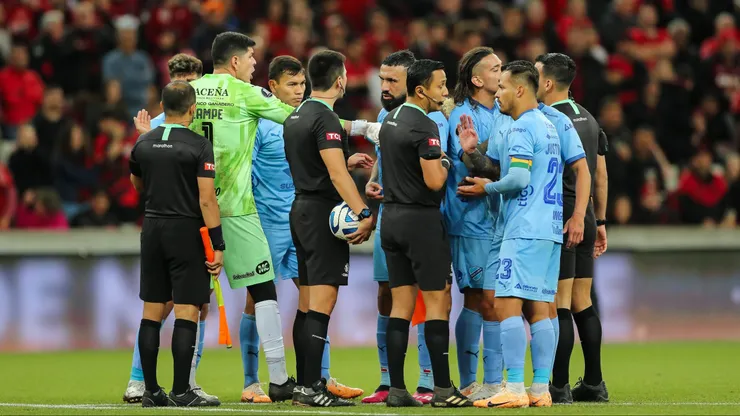 Los reclamos de los jugadores del Bolívar con el juez peruano