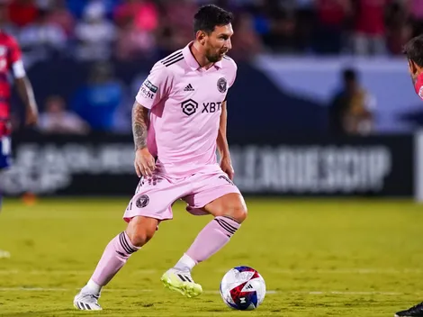 Hace lo que quiere: viralizan trampa de Messi en un tiro libre clave