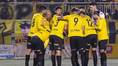 Chupete Suazo no baja los brazos en la B