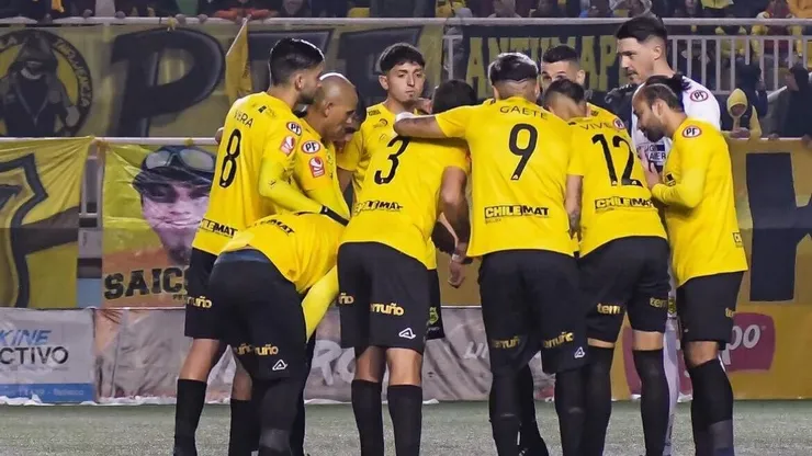 Chupete Suazo no baja los brazos en la B