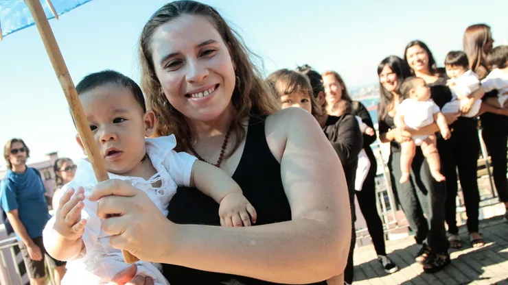 El bono de $11 mil que reciben los padres con hijos menores de 6 años.