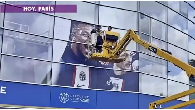 La imagen del delantero francés está siendo retirada del estadio del PSG.
