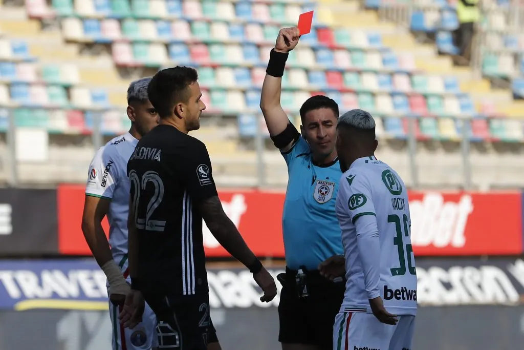 Matías Zaldivia recibió la expulsión directa ante Audax Italiano en La Florida.  (Felipe Zanca/Photosport).