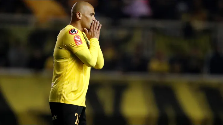 Humberto Suazo lamentando la derrota de San Luis de Quillota en Primera B.