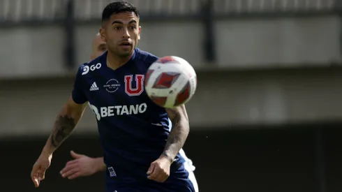 Yonathan Andía agarra camiseta de titular en la U.