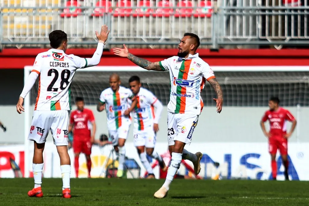 Diego Céspedes y Guillermo Pacheco festejan uno de los goles de Cobresal ante Ñublense. (Mauricio Ulloa/Photosport).