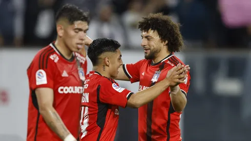 Maximiliano Falcón felicita a Jordhy Thompson tras uno de los goles que le anotó a Unión La Calera.