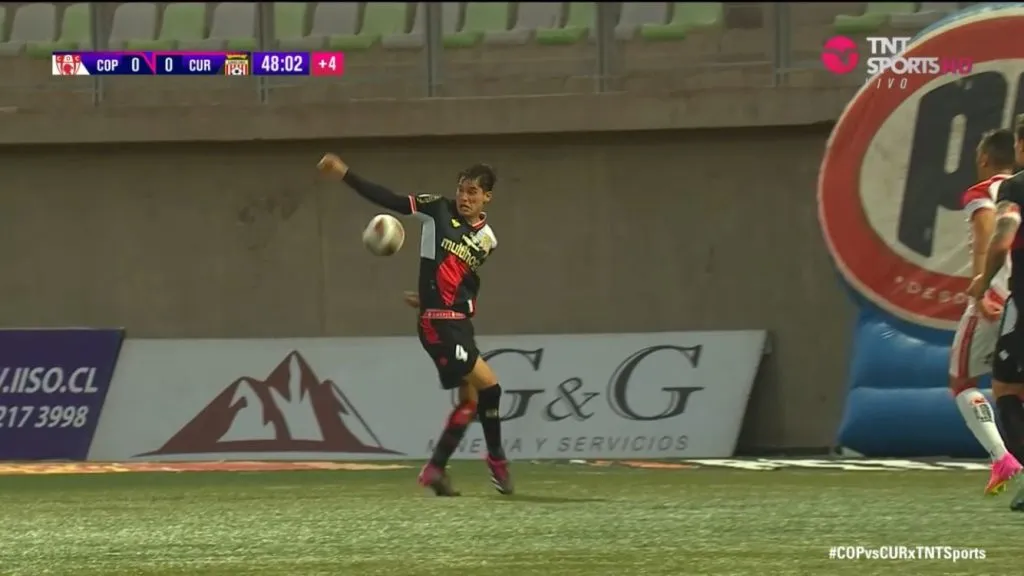 La toma del penal de Darko Fiamengo por una mano dentro del área. (Captura TNT Sports).