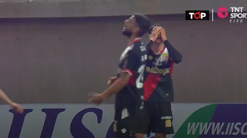 Darko Fiamengo no puede creer la mano dentro del área que cometió en su debut por Curicó Unido.