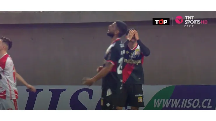 Darko Fiamengo no puede creer la mano dentro del área que cometió en su debut por Curicó Unido.
