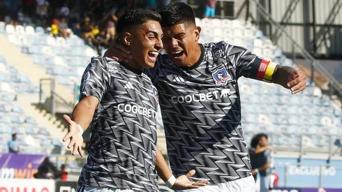 Jordhy Thompson celebra con Esteban Pavez un gol ante O'Higgins. El "24" marcó seis goles para Colo Colo en la temporada.