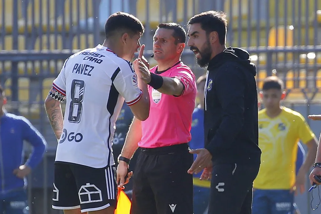 Esteban Pavez y un cruce con Paqui Meneghini en la victoria de Colo Colo ante Everton. (Sebastián Cisternas/Photosport).
