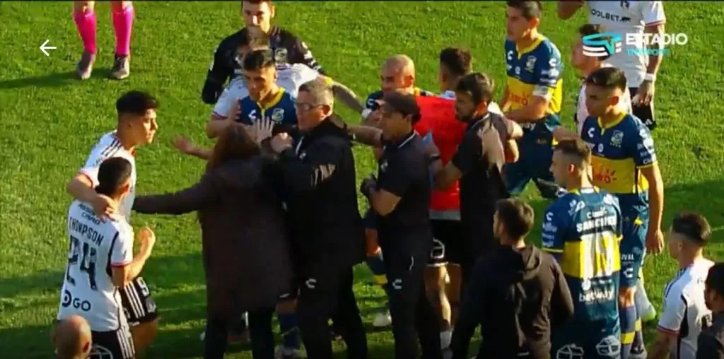 Damián Pizarro aleja a Jordhy Thompson de la trifulca que se dio tras el pitazo final del partido. (Captura TNT Sports).